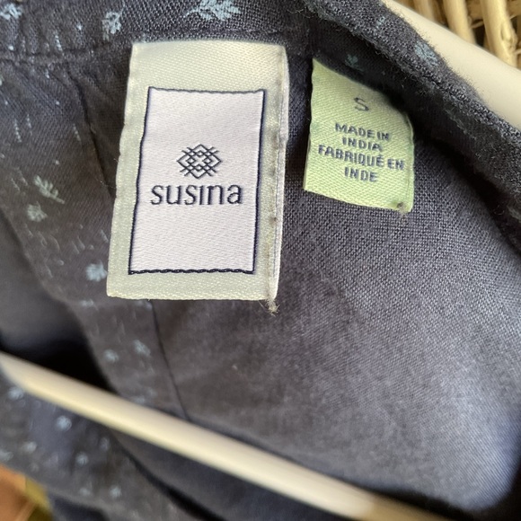 Susie’s top dark blue leaf print rayon backside buttons - Picture 3 of 3